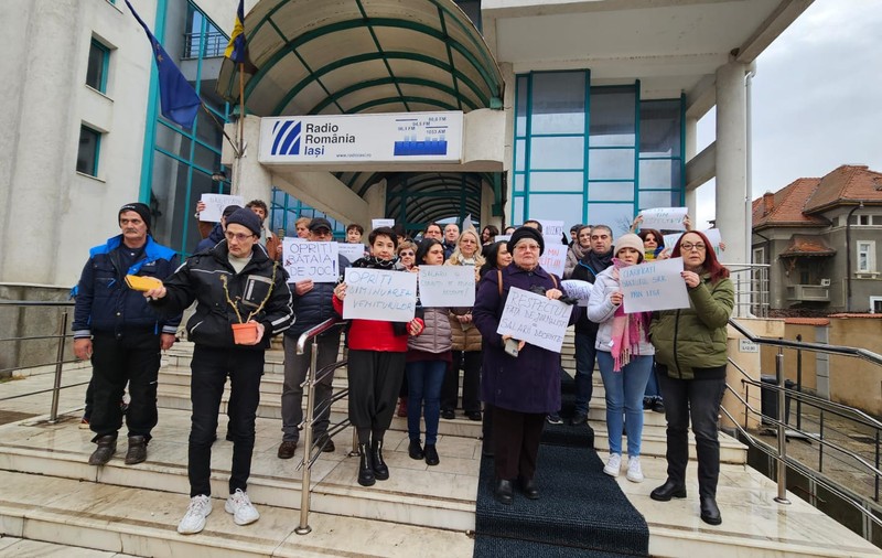 Angajații Radio Iași, protest spontan pentru salarii și condiții de lucru mai bune: „Aducem hârtie igienică de acasă”
