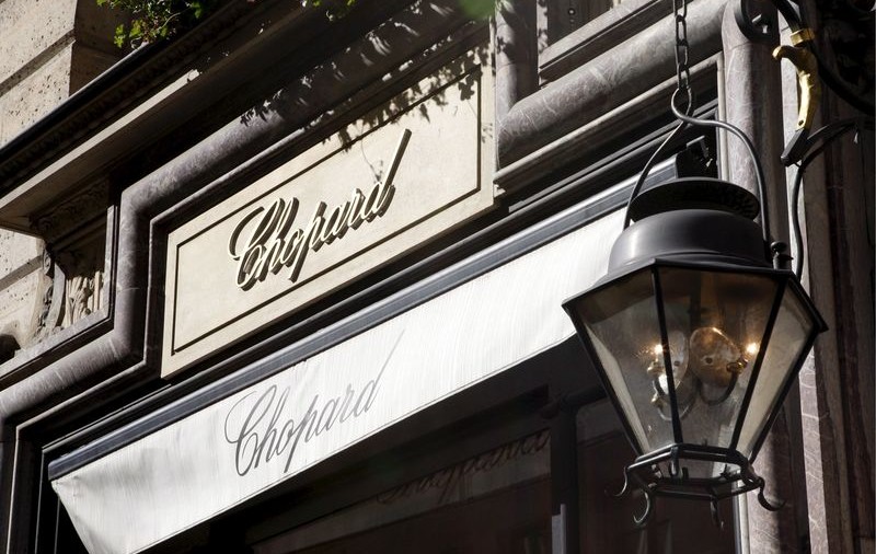 Jaf ARMAT în centrul Parisului! Un magazin de bijuterii al firmei Chopard a fost prădat de hoți în plină zi