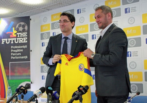Cristi Dulca (dreapta) a fost prezentat ca selecţioner naţionalei U21 pe 28 ianuarie. Președintele FRF, Răzvan Burleanu (stânga) l-a numit în locul dezertorului Mihai Teja FOTO: frf.ro