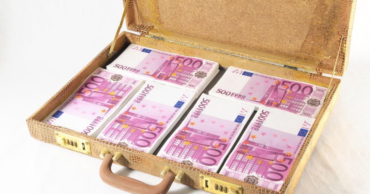 Servietă de culoare maro plină cu teancuri de bancnote de 500 de euro, pe fundal alb