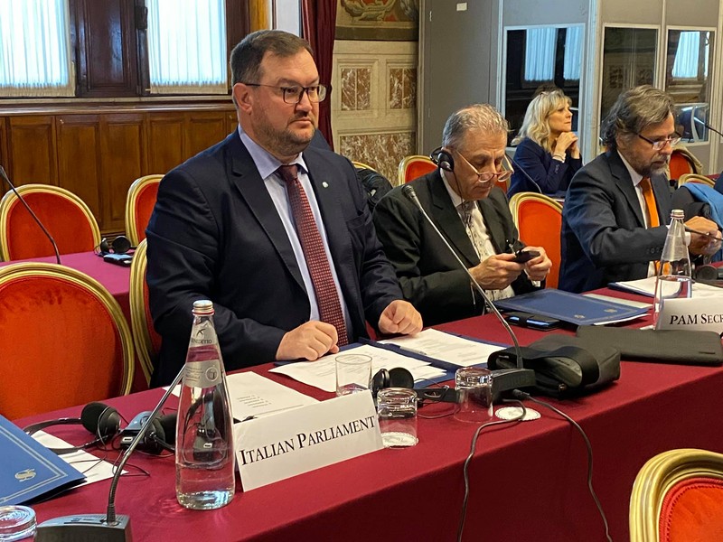 Ionaş Florin Urcan, primul la masă, în timpul unei reuniuni APM la Roma