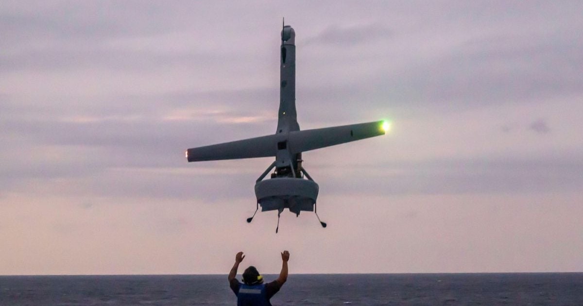 Un civil dirijează o dronă V-BAT să aterizeze la bordul navei de transport amfibie USS Green Bay (LPD-20) în Marea Filipinelor, pe 2 februarie 2023
