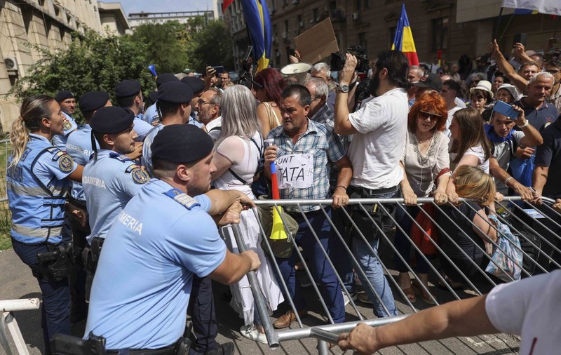 Mai mulți jurnaliști, loviți la protestul AUR anti-vaccin. Organizatorii au instigat oamenii să forțeze intrarea în Ministerul Sănătății, acuză Jandarmeria