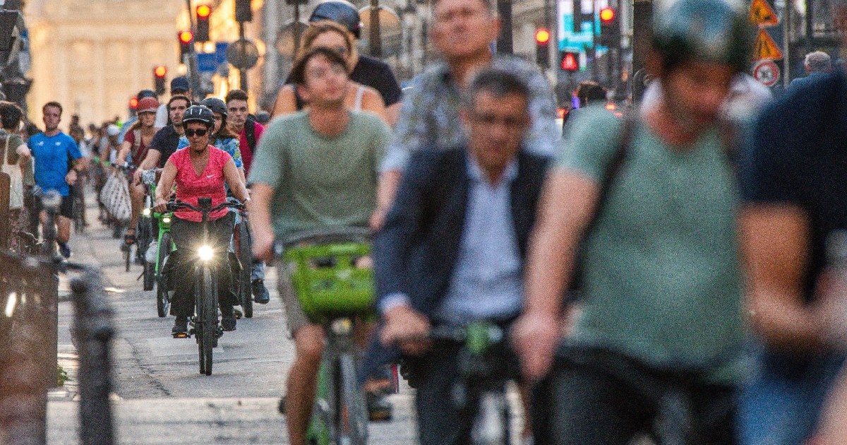 Parizieni mergând cu bicicletele pe Rue de Rivoli din Paris în timpul orei de vârf de seară în Paris, Franța, pe 7 septembrie 2023.