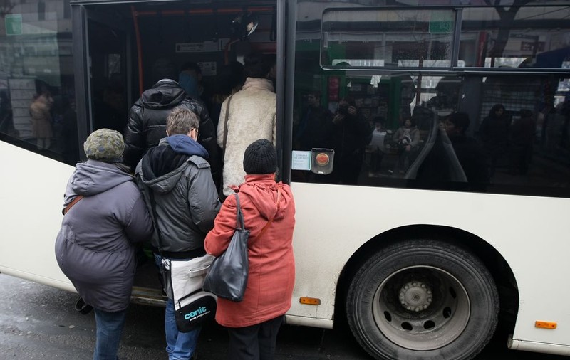 RATB ANUNȚĂ: "Puteți să circulați fără carduri fără să luați AMENDĂ". Vezi cui se adresează!