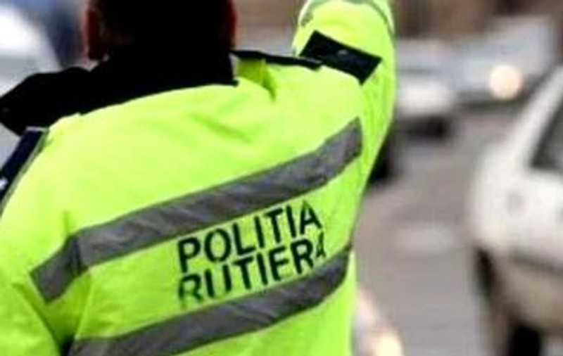 Doi morți într-un accident produs de un polițist care a încercat să evite un câine