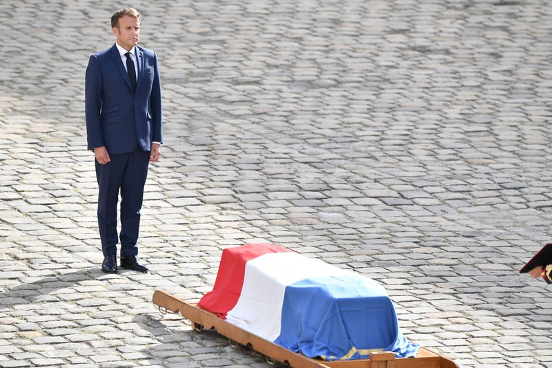 Omagiul lui Macron pentru Belmondo. Foto: Hepta