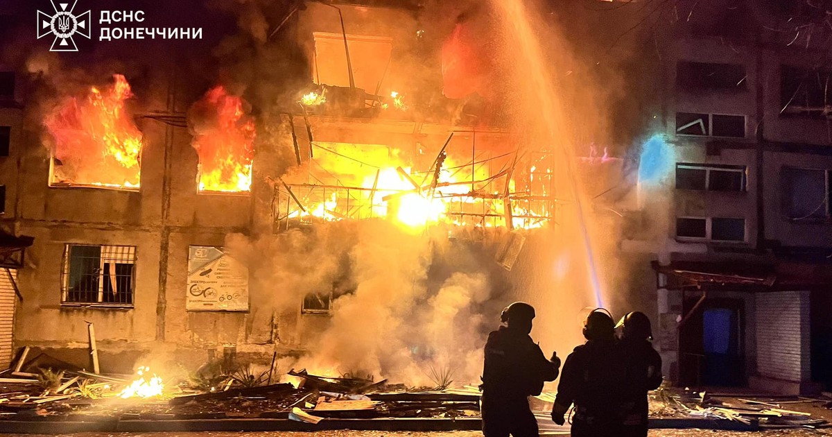 Pompierii ucraineni surprinși în timp ce sting un incendiu în Dobropillea, oraș bombardat de ruși în noaptea de 8 martie