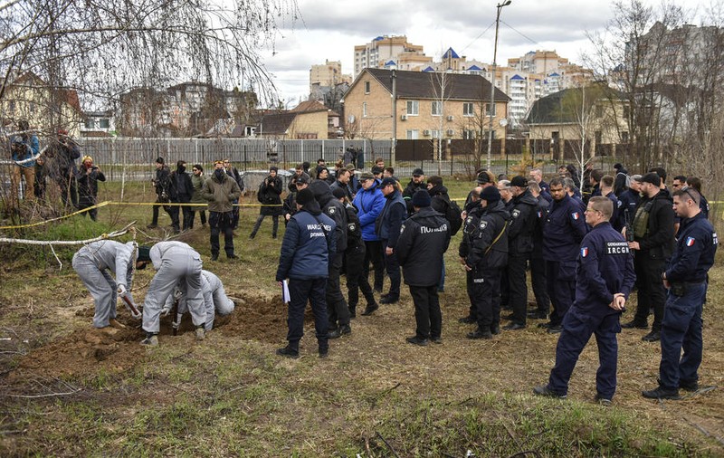 403 civili morți, găsiți în gropi comune, la Bucha. Bilanțul va tot crește, pe măsură ce săpăm, spune primarul
