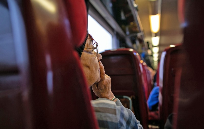 Am călătorit de la București la Timișoara în ziua alegerilor. România din tren e tristă și dezamăgită: „Noi o să fim de vină în ochii generațiilor viitoare”