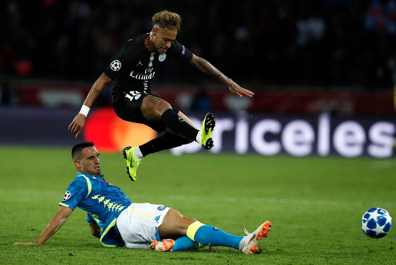 epa07117611 Neymar (top) of Paris Saint Germain and Nikola Maksimovic of SSC Napoli in action during the UEFA Champions League Group C soccer match between Paris Saint Germain and SSC Napoli at the Parc des Princes stadium in Paris, France, 24 October 2018. EPA-EFE/ETIENNE LAURENT