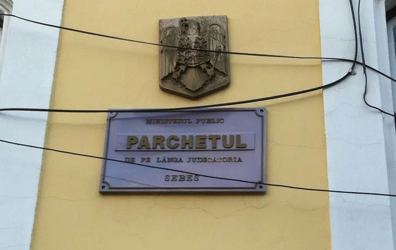 Procurorii din Sebeș au iertat doi bărbați care au atacat o mașină a Poliției Locale și au amenințat agenții baricadați în ea
