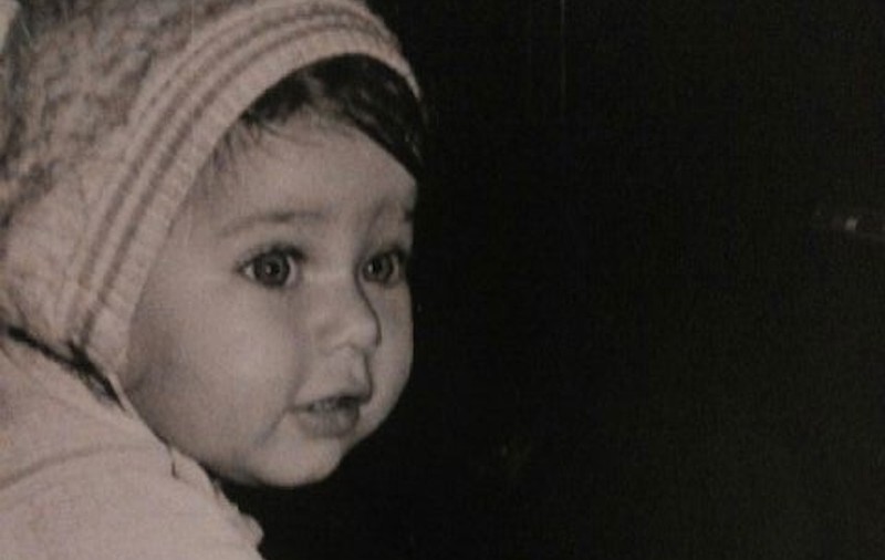 Această copilă dulce A DEVENIT UNA DINTRE CELE MAI FRUMOASE VEDETE DE LA NOI şi a împlinit ieri 32 de ani! Ghiceşti cine este? | FOTO