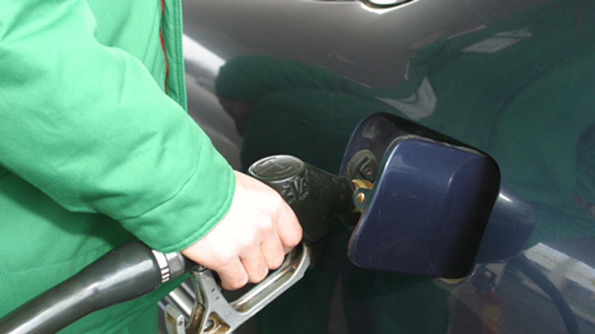 Benzina a depășit prețul de 6 lei