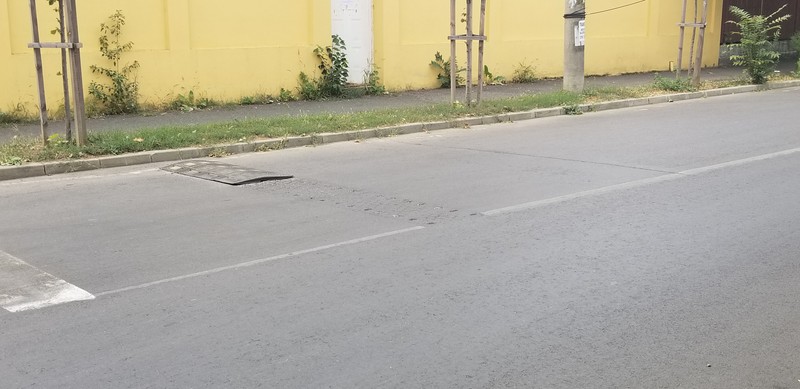 Pe strada Orșova au rămas doar bucăți din limitatoarele de viteză