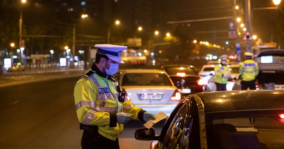 Controale ale poliției, în prima noapte cu restricții de circulație. Foto: Vlad Chirea / Libertatea