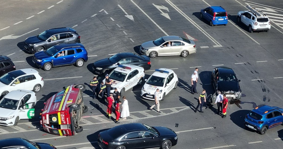 Vedere de sus a unei intersecții unde s-a răsturnat o ambulanță