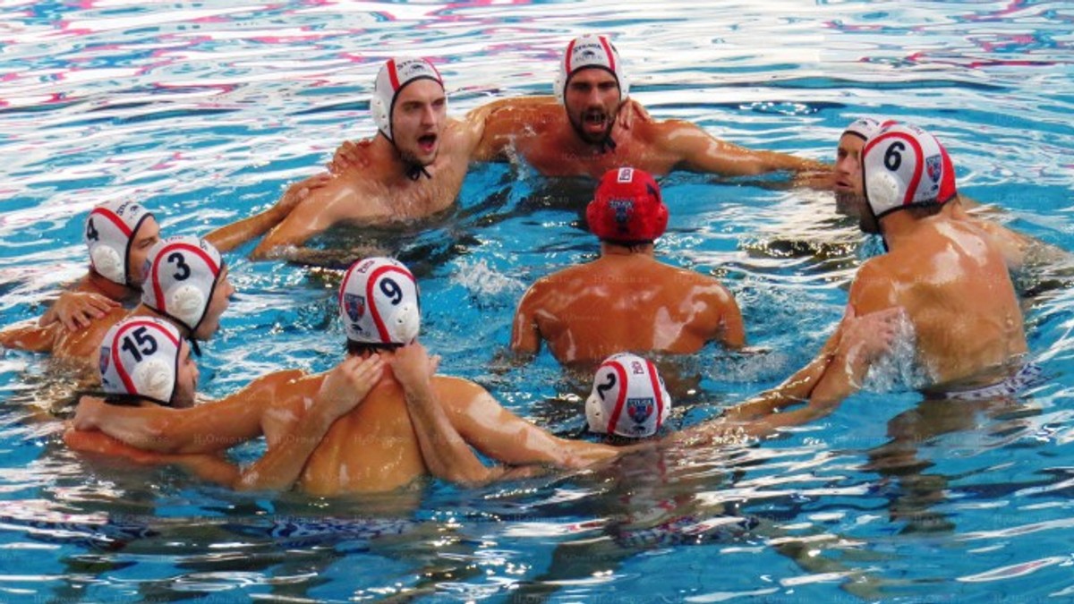 Jucătorii Stelei sărbătoresc victoria împotriva Sportului. FOTO: h2opolo.ro