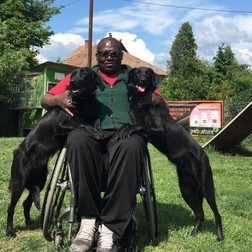 Andre Scott și cei doi labradori ai săi