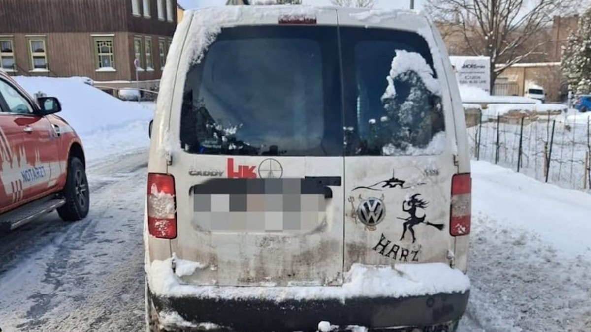 Șoferul dubei a fugit de la locul accidentului.