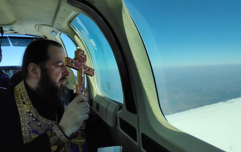 Trei preoți au făcut înconjurul Republicii Moldova cu un avion pentru a scăpa țara de COVID-19