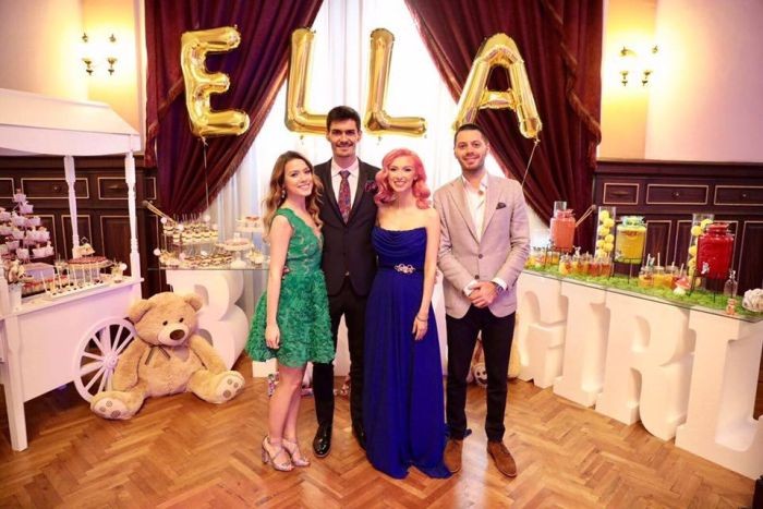 Andreea Bălan și George Burcea, alături de nași fetiței lor, Ella