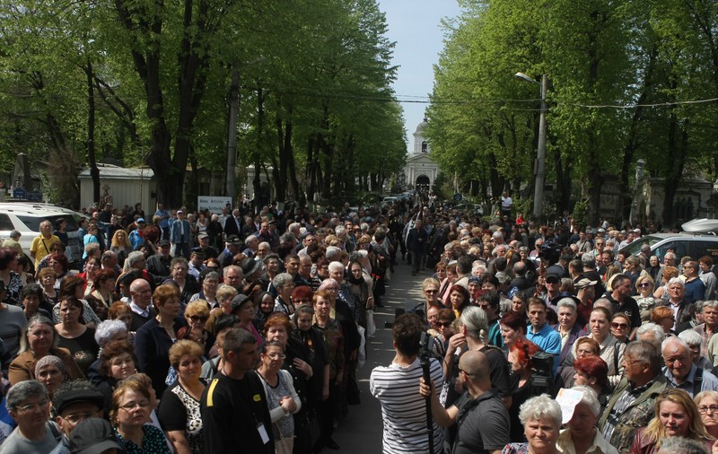 Andreea Tonciu, desfigurată de durere la înmormântarea Ionelei Prodan. Niciodată nu a fost văzută așa