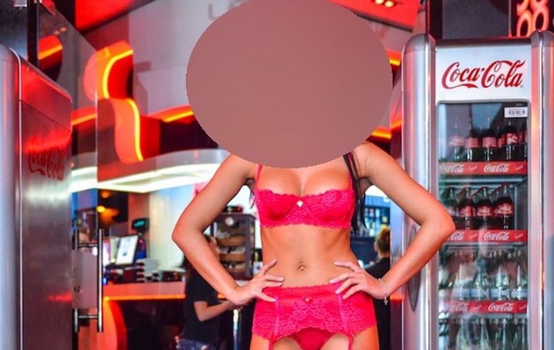 O VEDETĂ DE LA NOI ŞI-A ETALAT CIZMELE DE 4.000 DE EURO LA O PREZENTARE DE LENJERIE INTIMĂ! | FOTO