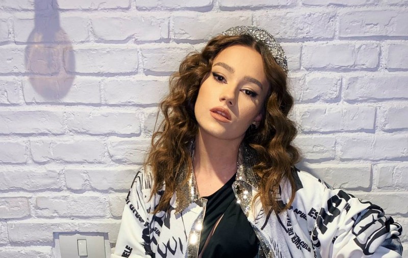 Mimi, una dintre cele mai urmărite vloggerițe, a purtat la Gala Elle un hanorac cu mesaje obscene