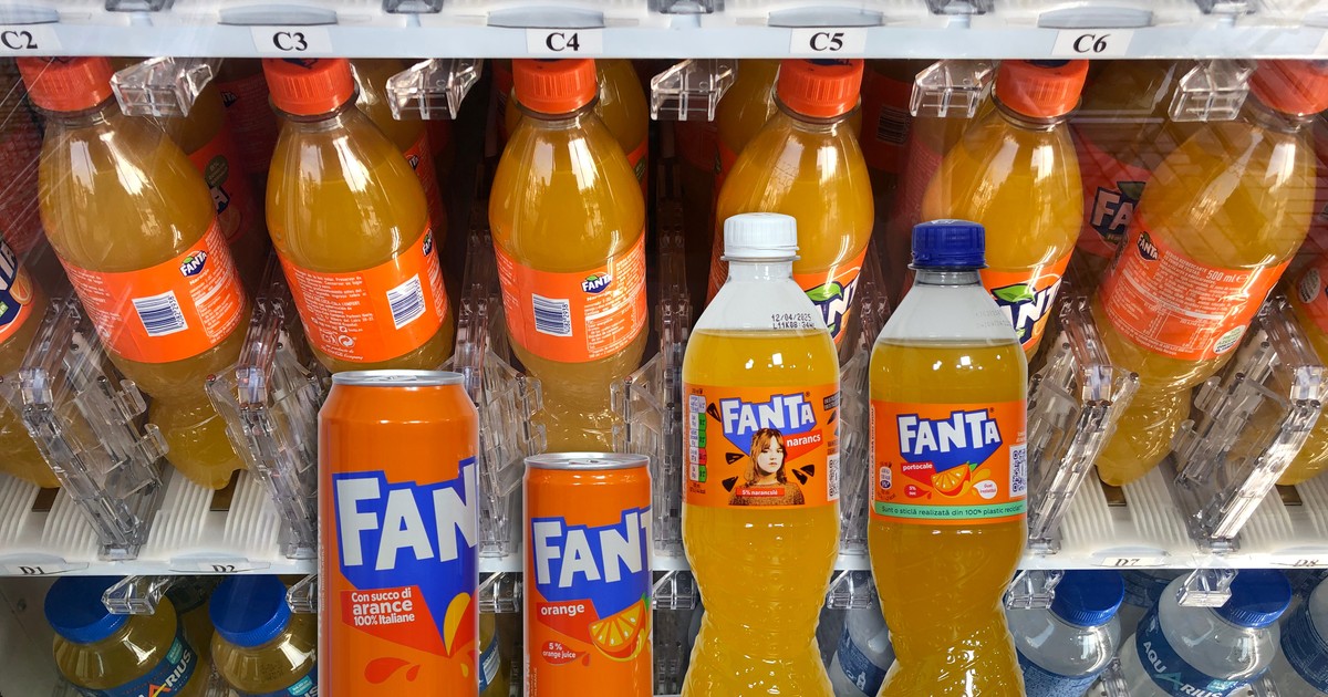 Colaj foto cu mai multe sticle și doze de Fanta