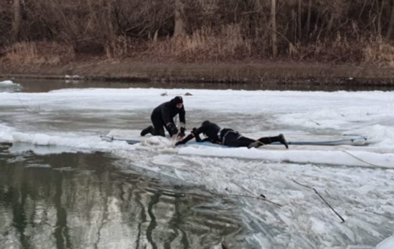 Trei băieţi au căzut într-un lac îngheţat, când se plimbau cu bicicletele. Doar doi au reușit să iasă