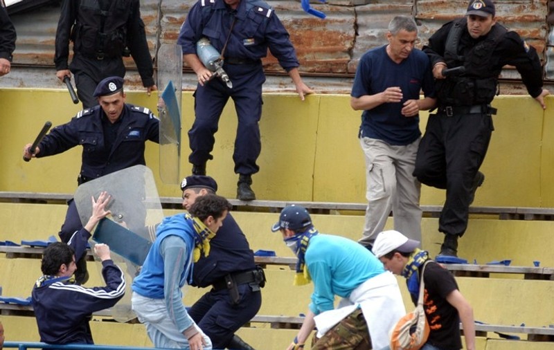 Ultraşii ploieşteni au aruncat cu urină în trecători! Când ne civilizăm? 