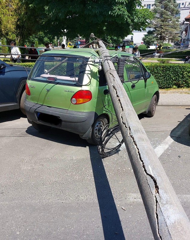 VIDEO |  Autoturism strivit sub un stâlp de curent, într-o parcare din Târgu-Jiu. Incidentul a avut loc în apropiere de o grădiniță