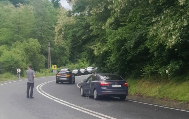 Patru mașini, în care se aflau 10 persoane, implicate într-un accident pe DN 1 în Sibiu. Traficul este complet blocat