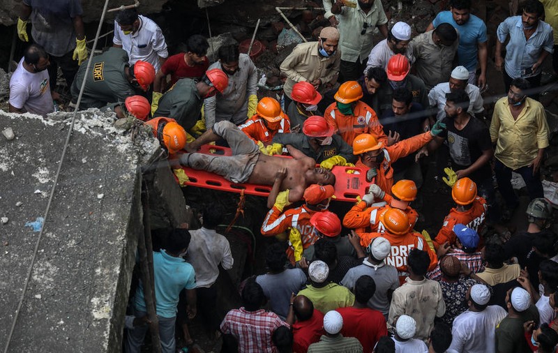 Zece morţi în urma prăbuşirii unei clădiri de lângă Mumbai. Alte 25 de persoane, prinse sub dărâmături