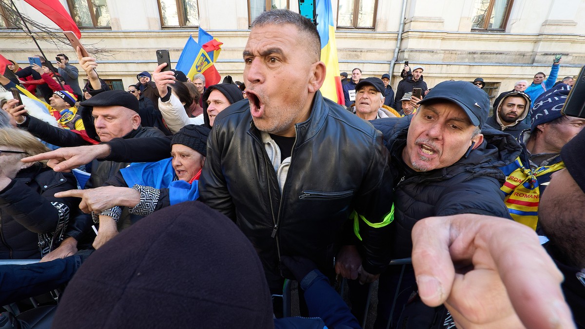 Sustinatorii lui Calin Georgescu protesteaza