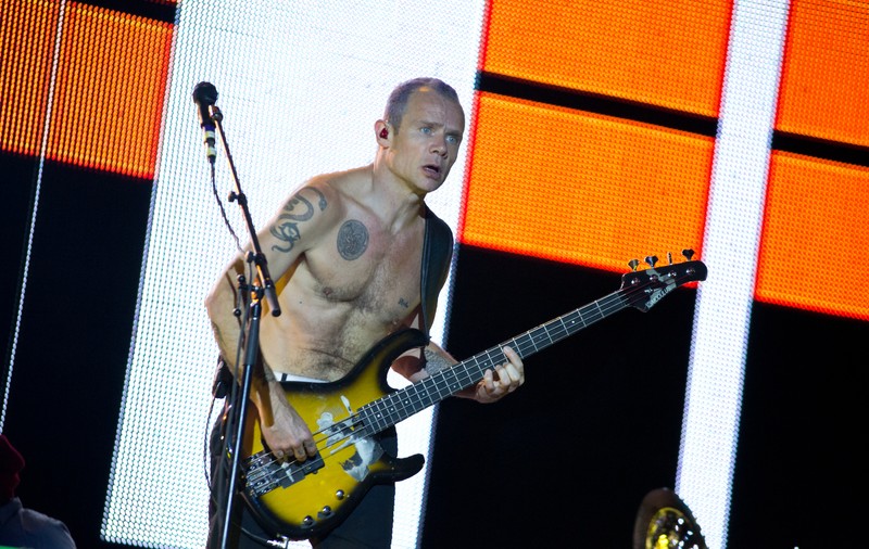 INCREDIBIL! Prizonier torturat CU PIESELE TRUPEI RED HOT CHILI PEPPERS
