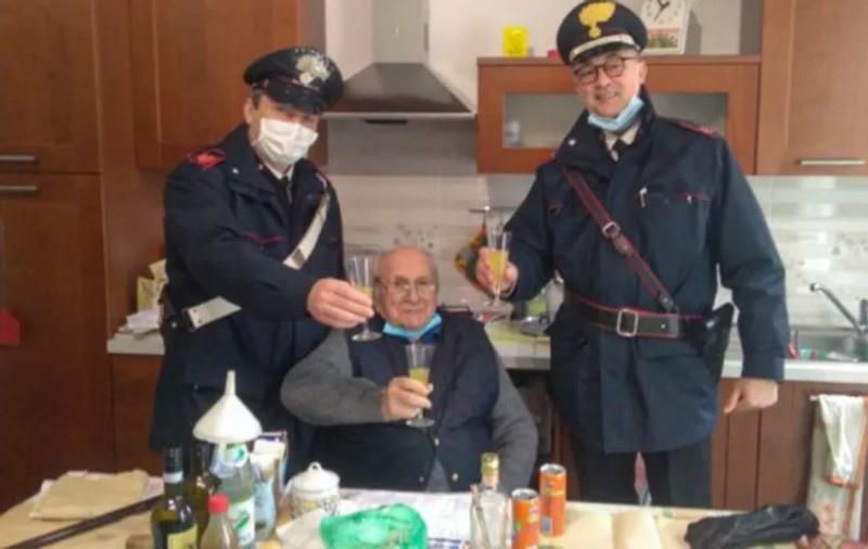 De Crăciun, un italian de 94 de ani a sunat la carabinieri pentru a-i chema să ciocnească un pahar: ”Sunt singur, poate veni cineva?”