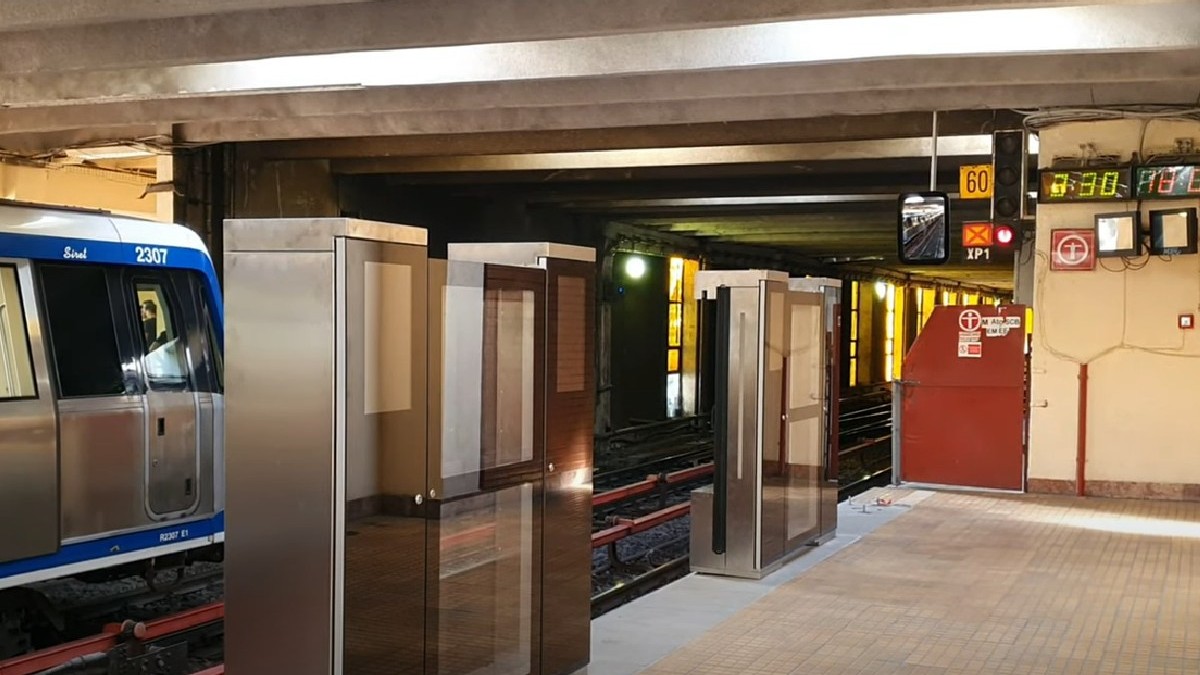 Stație de metrou cu peroane antisuicid