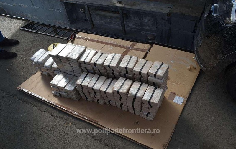 Doi olandezi au fost prinşi cu 84 de kilograme de heroină la Sighetu Marmaţiei