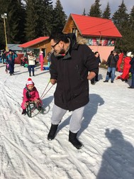 Florin îi face toate poftele fetiței sale, o trage și cu sania, în ciuda problemelor pe care le are. FOTO: Facebook