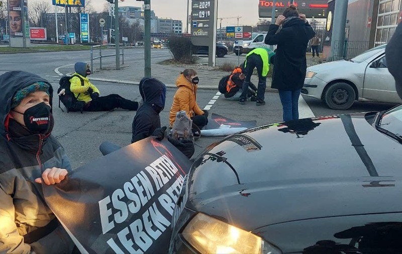 Mașină cu o gravidă în travaliu, blocată de activiști de mediu lipiți de asfaltul autostrăzii A100, la Berlin