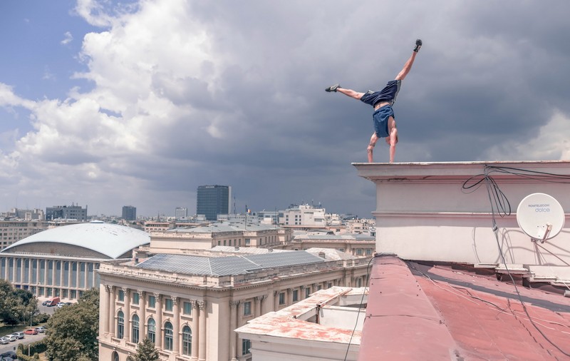 Artiști de free-running vor sfida gravitația pe clădirile din centrul Bucureștiului! Se întâmplă azi, la Festivalul Internațional de Teatru de Stradă