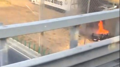 O mașină a căzut de pe pasajul Berceni și a explodat. Șoferul a murit carbonizat