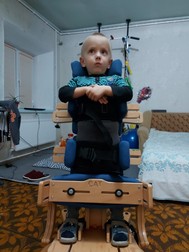 Mihăiță, în verticalizator, în timpul exercițiilor pe care le face acasă