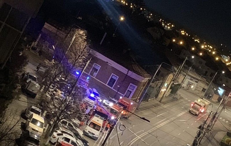 Locatarii unui bloc din Ploiești, evacuați din cauza unui miros suspect pe casa scării. Trei persoane au primit îngrijiri medicale
