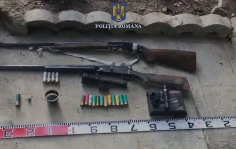 Arme şi muniţie confiscate de către poliţişti la Arad, iar un bărbat a fost reținut pentru nerespectarea regimului armelor și al munițiilor