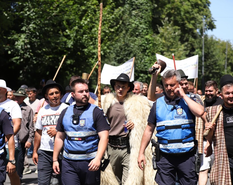 Violențe la protestul fermierilor, în fața sediului ANSVSA. Ce s-a stabilit la discuțiile cu Guvernul. Tanczos Barna anunță că se vor lua măsuri în privința conducerii ANSVSA