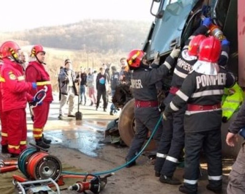 Două TIR-uri s-au ciocnit în Hunedoara. A fost nevoie de intervenția pompierilor de la descarcerare. Cum arată locul accidentului |FOTO
