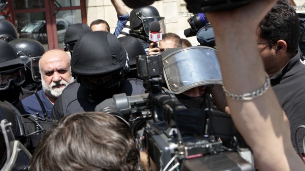 Omar Hayssam în momentul în care este dus în arest la București